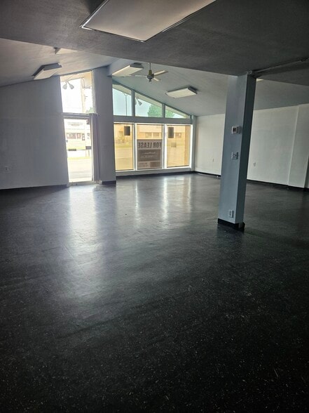 257 & 301 Division St portfolio of 2 properties for sale on LoopNet.com - Building Photo - Image 2 of 7