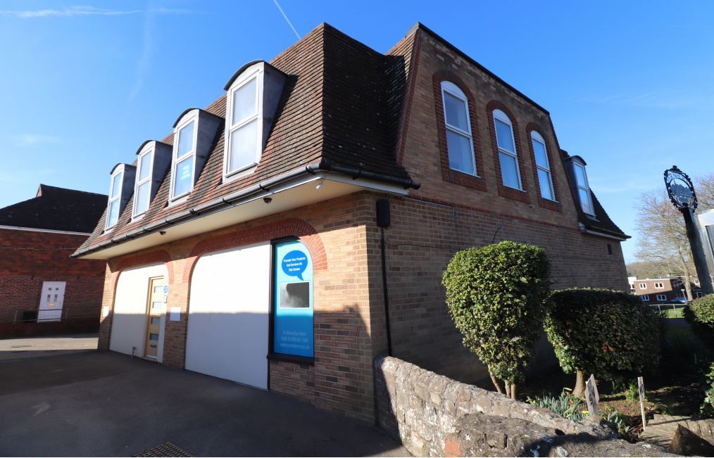 2 Midhurst Rd, Fernhurst for sale Building Photo- Image 1 of 1