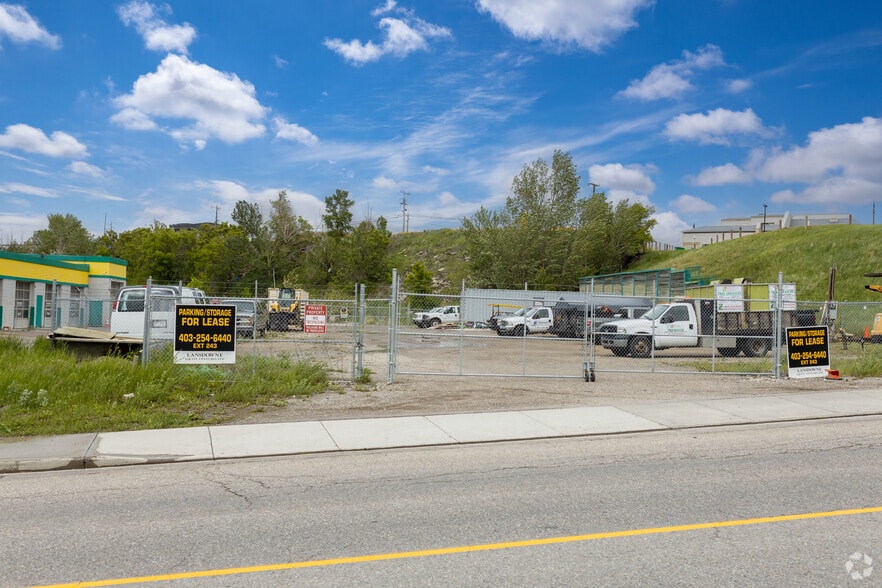 9524 Horton Rd SW, Calgary, AB T2V 2X4