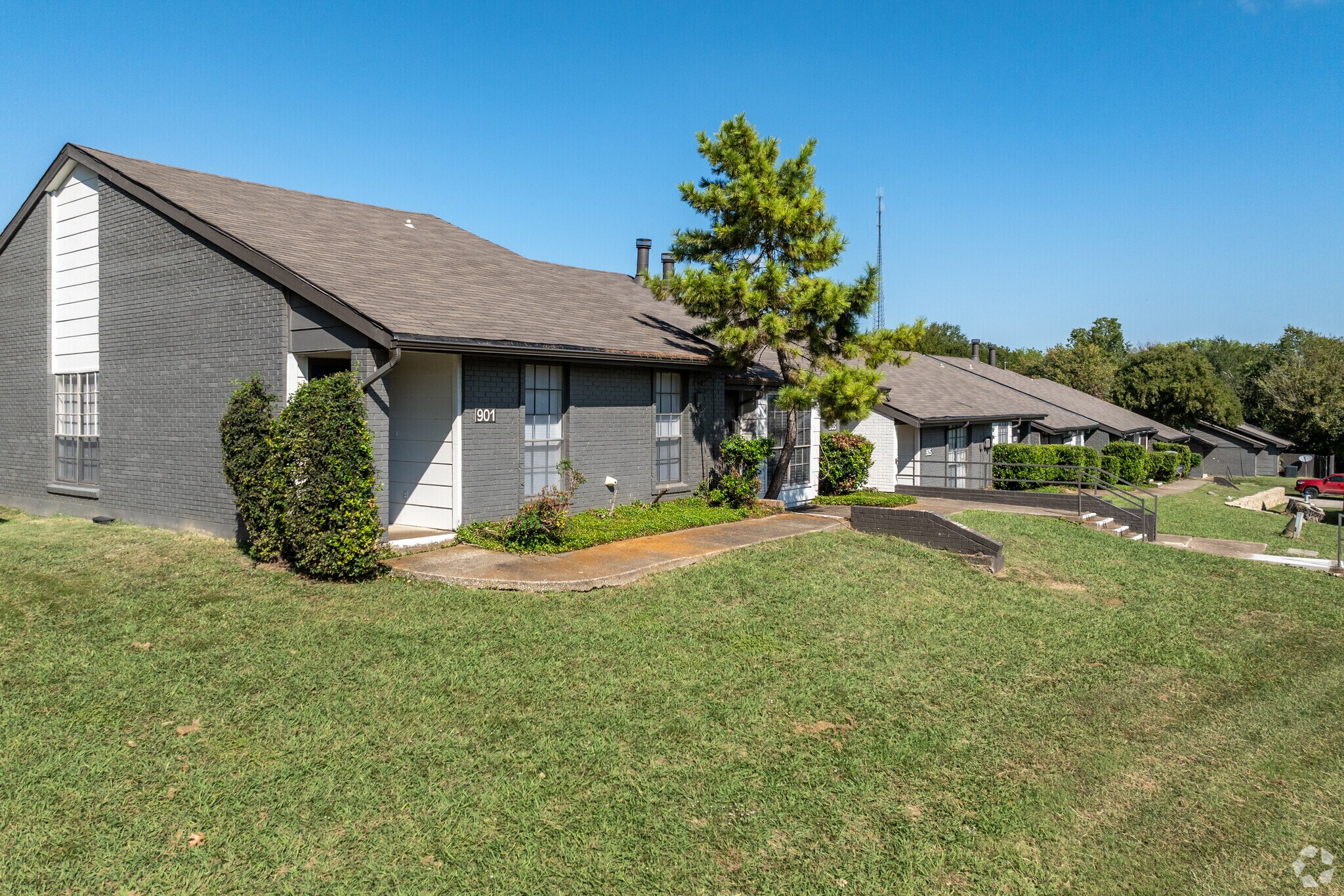1004 Castleglen Dr, Garland, TX for sale Primary Photo- Image 1 of 1