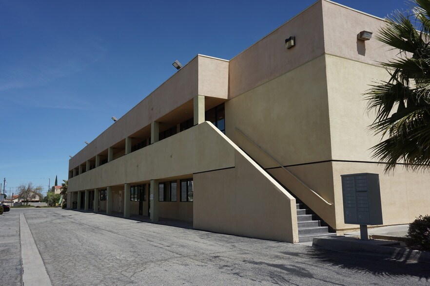 310 E Palmdale Blvd, Palmdale, CA for lease - Building Photo - Image 1 of 7