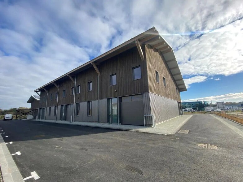 Flex in Le Haillan for lease - Building Photo - Image 1 of 14