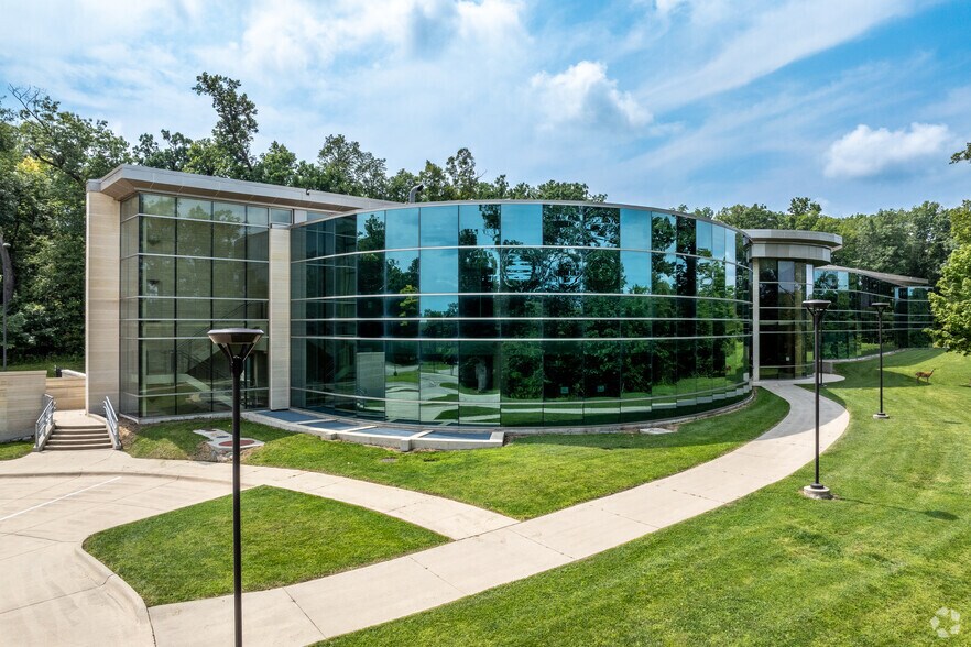 1 Peregrine Way, Cedar Falls, IA for sale - Primary Photo - Image 1 of 1