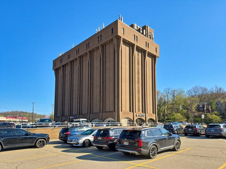 2400 Ardmore Blvd, Pittsburgh, PA for lease - Building Photo - Image 2 of 15