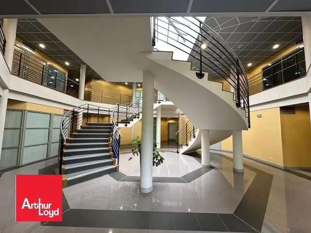 Office in Chartres for lease - Lobby - Image 2 of 4