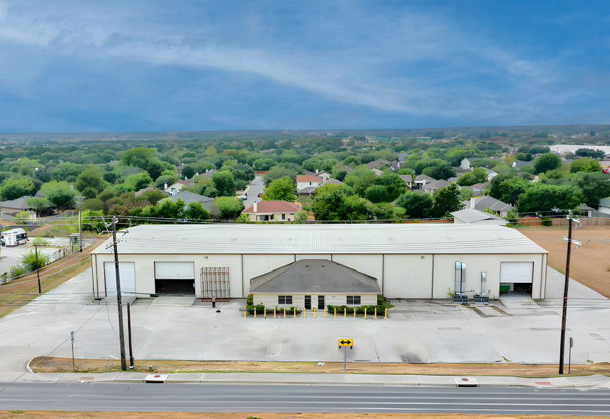 1080 Bunton Creek Rd, Kyle, TX for lease - Primary Photo - Image 1 of 3