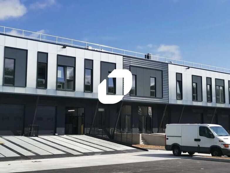 Flex in Trappes for lease - Building Photo - Image 3 of 6