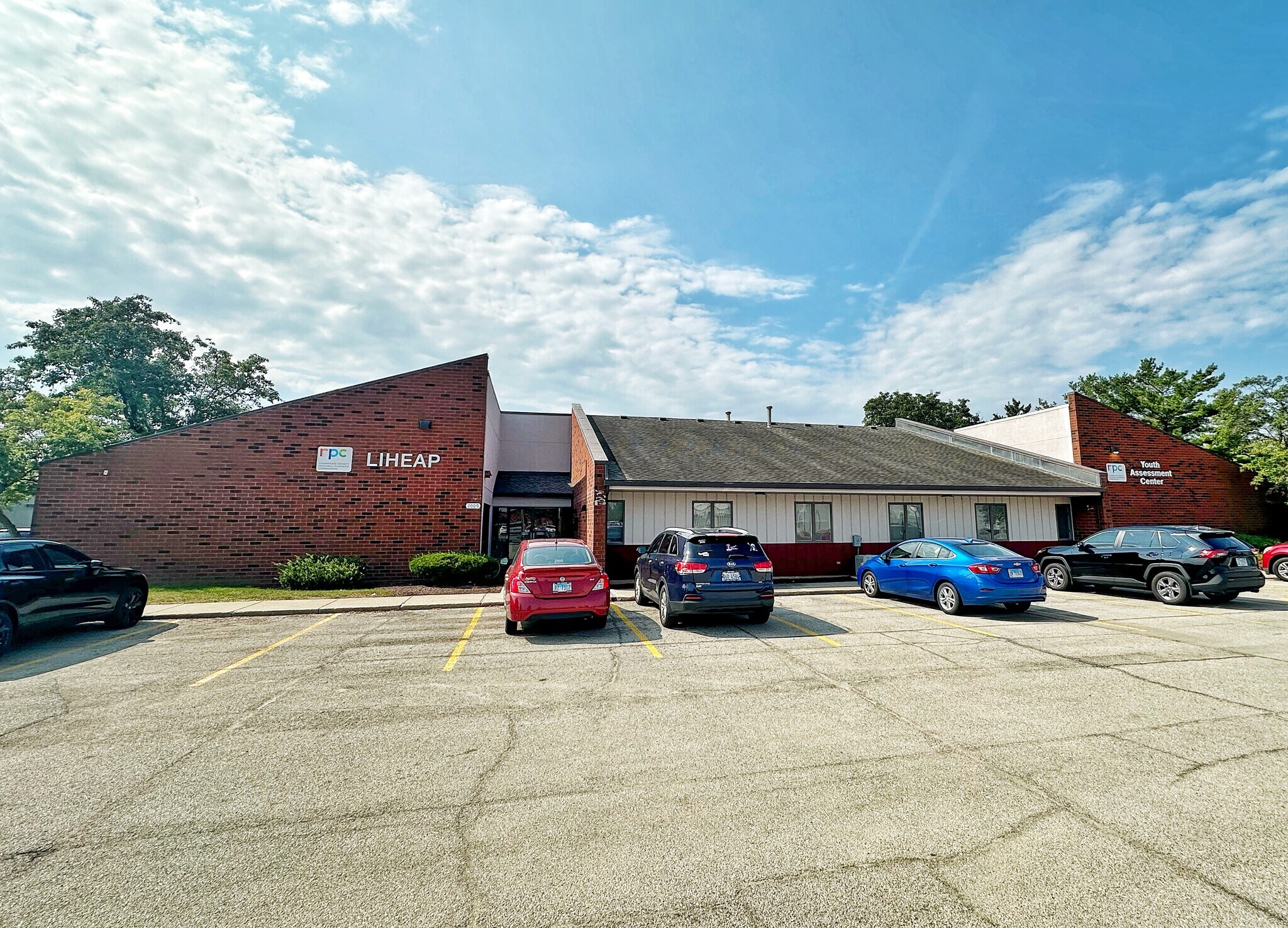 2009-2011 Round Barn Rd, Champaign, IL for lease Interior Photo- Image 1 of 5