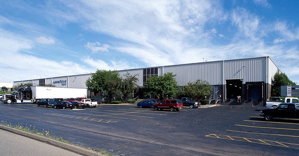 24601-24641 Crestview Ct, Farmington Hills, MI for lease - Building Photo - Image 3 of 7