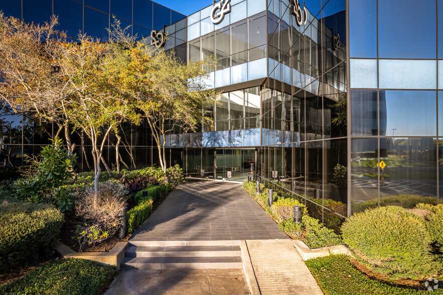 10850 Richmond Ave, Houston, TX for lease - Building Photo - Image 3 of 13