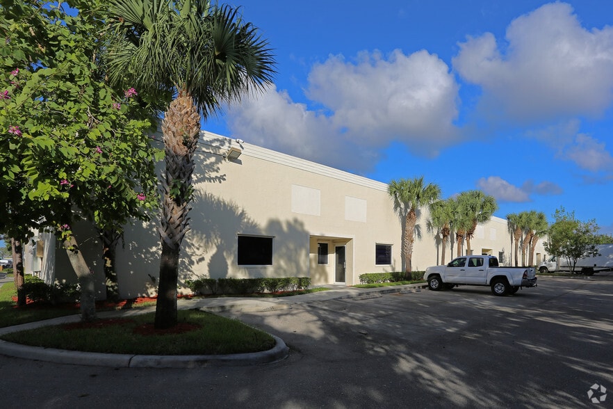 352 Tall Pines Rd, West Palm Beach, FL for lease - Primary Photo - Image 1 of 30