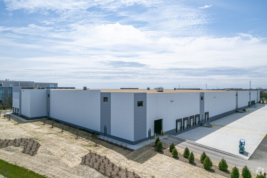 925 Enterprise St, Aurora, IL for lease - Building Photo - Image 3 of 6