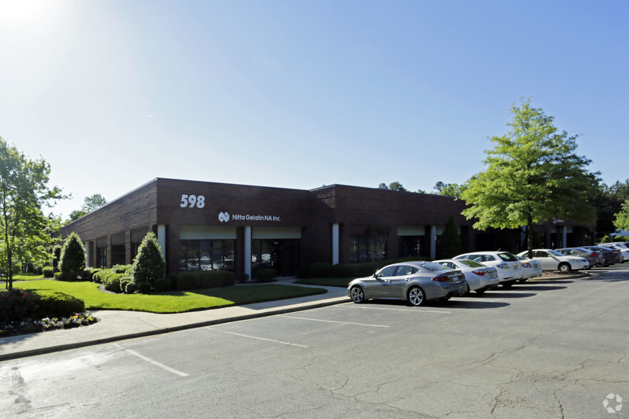 598 Airport Blvd, Morrisville, NC for lease - Building Photo - Image 2 of 9