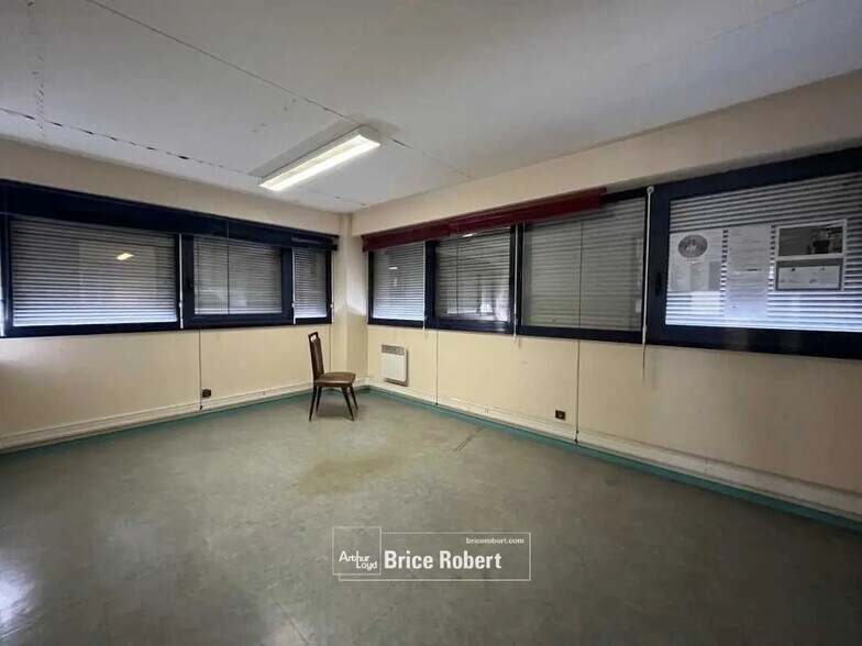 Office in Lyon for lease - Building Photo - Image 3 of 5