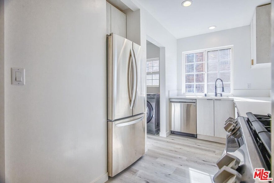 158 N Edgemont St, Los Angeles, CA for sale - Building Photo - Image 2 of 49