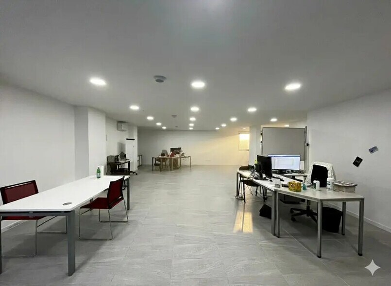 Retail in Jassans-Riottier for lease - Interior Photo - Image 3 of 8