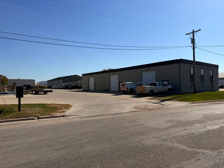 Shop/Office Portfolio For Sale portfolio of 5 properties for sale on LoopNet.com - Building Photo - Image 3 of 52