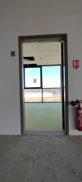 6 Avenue De Shenzhen, Chasseneuil-du-Poitou for lease - Interior Photo - Image 3 of 13