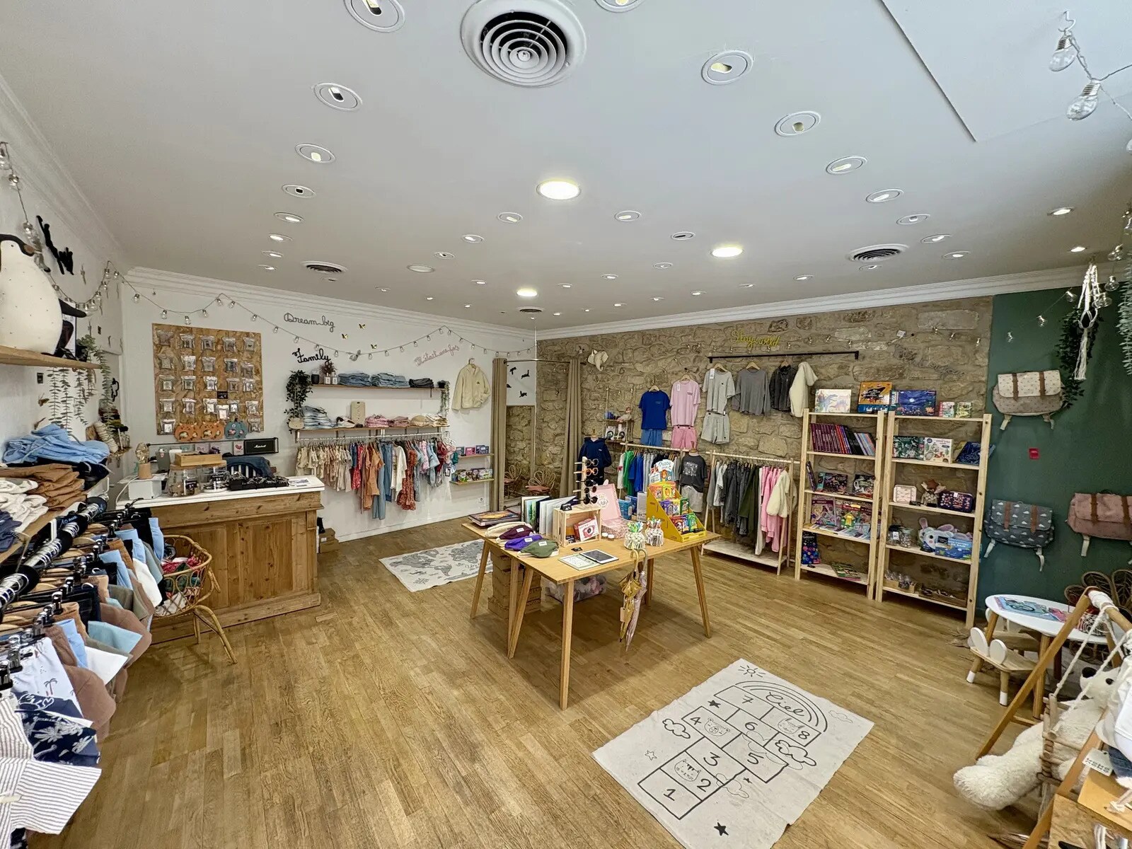 Retail in Salon-de-Provence for lease Interior Photo- Image 1 of 5