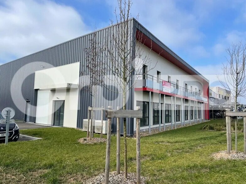 Retail in Genay for lease - Building Photo - Image 1 of 14