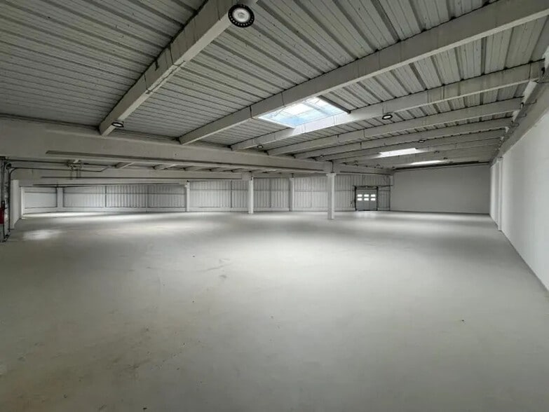 Industrial in Maurepas for lease - Interior Photo - Image 1 of 12