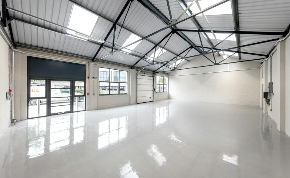 289 Aberdeen Av, Slough for lease - Interior Photo - Image 3 of 4