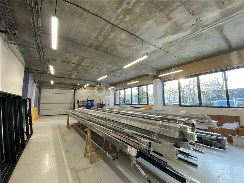 Flex in Montigny-le-Bretonneux for lease - Interior Photo - Image 3 of 7