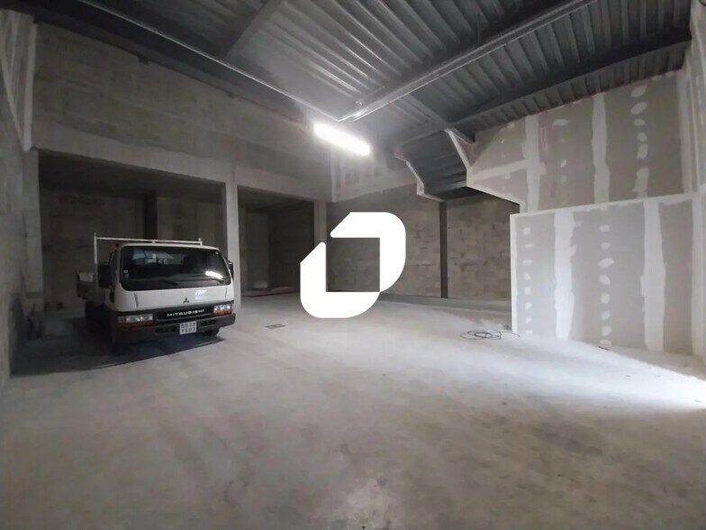 Flex in Montfermeil for lease - Interior Photo - Image 2 of 13