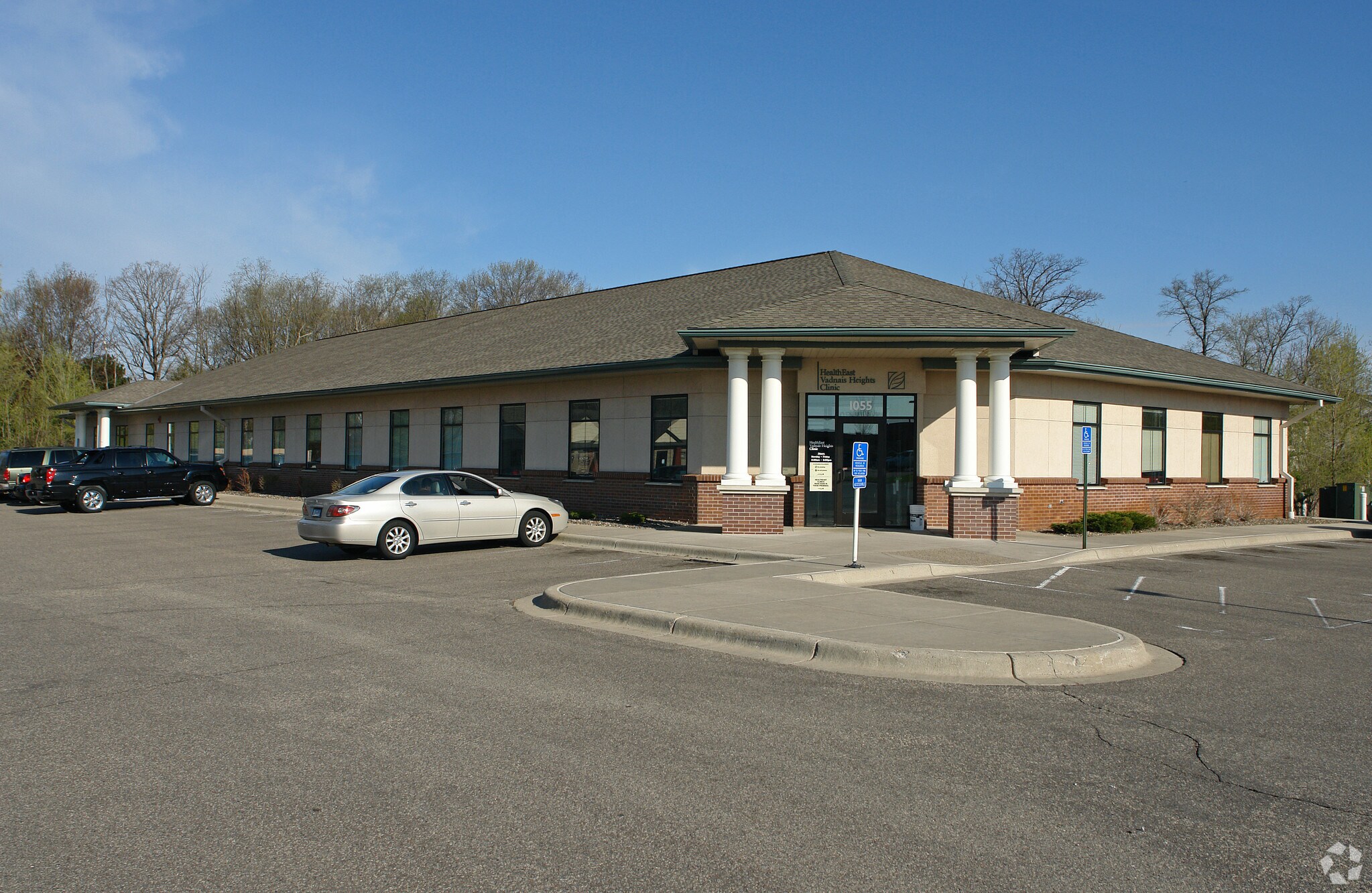 1049-1055 Centerville Cir, Vadnais Heights, MN for sale Primary Photo- Image 1 of 1