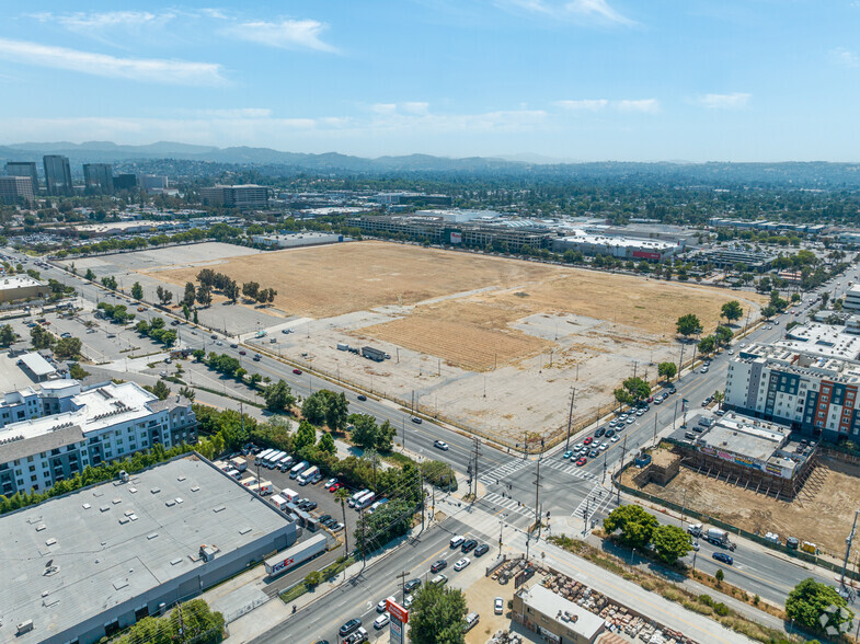 6633 Canoga Ave, Canoga Park, CA for sale - Aerial - Image 3 of 24