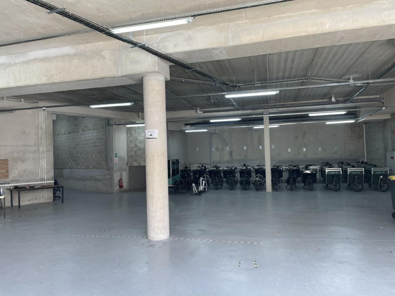Flex in Paris for lease Interior Photo- Image 1 of 5