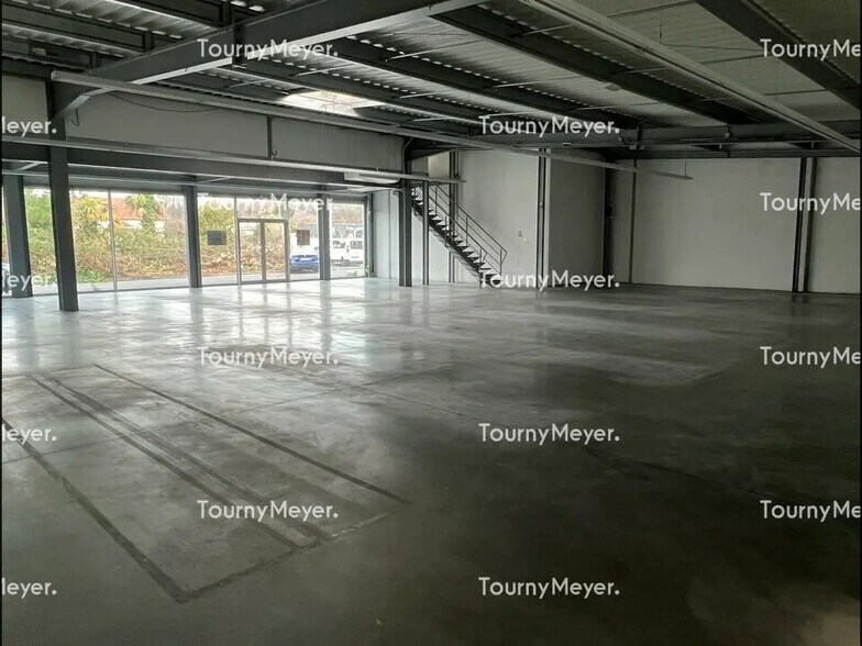 Retail in Lons for lease - Interior Photo - Image 1 of 5