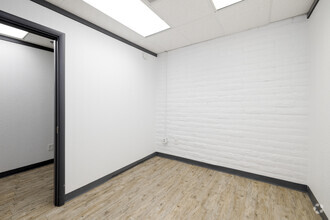 5060 N 19th Ave, Phoenix, AZ for lease Interior Photo- Image 2 of 9