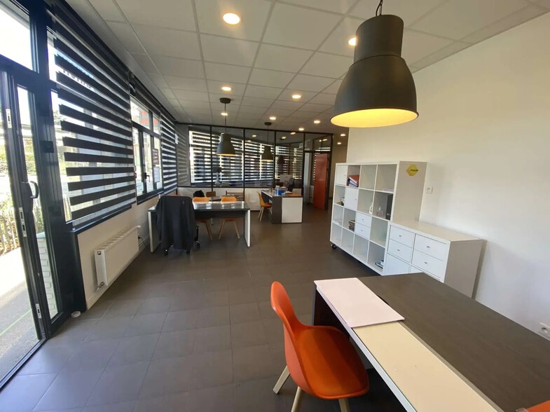 Retail in Rosny-sous-Bois for lease - Interior Photo - Image 1 of 8