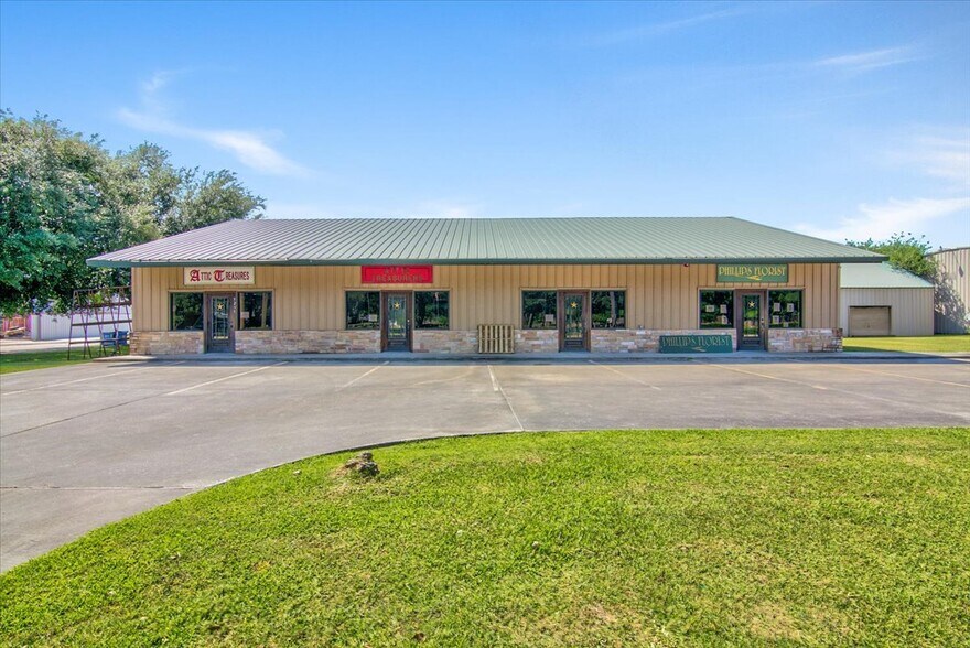 5235 39th St, Groves, TX 77619