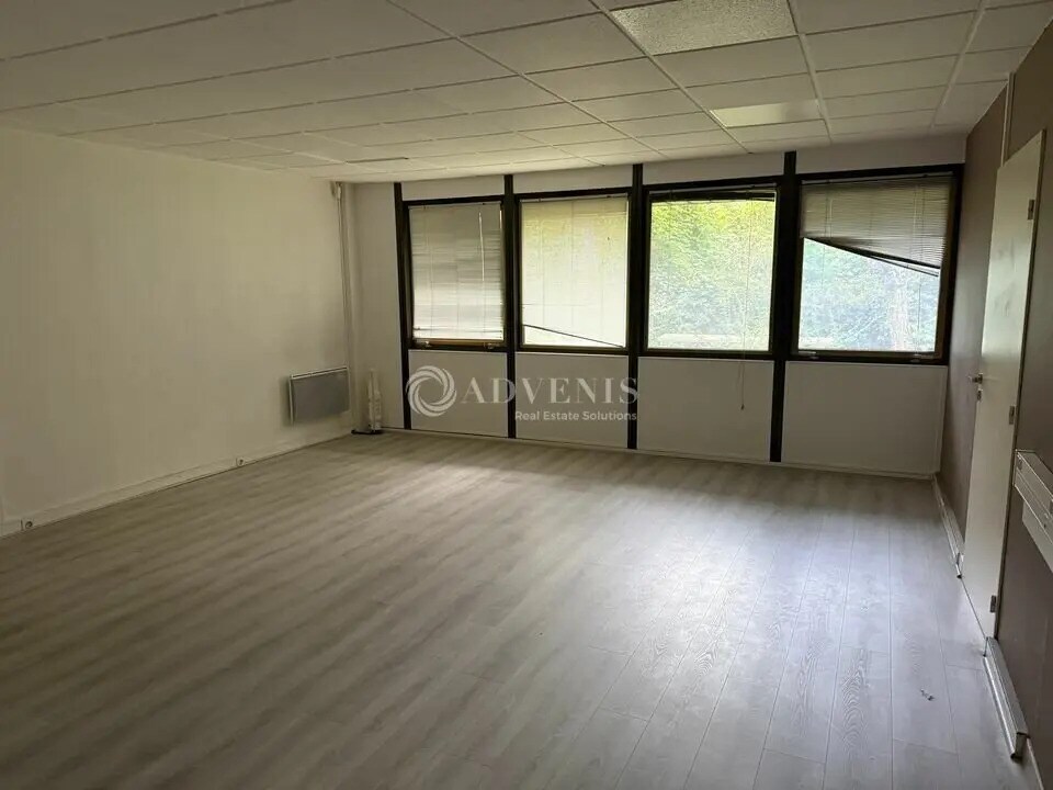 Office in Croissy-Beaubourg for lease Interior Photo- Image 1 of 5