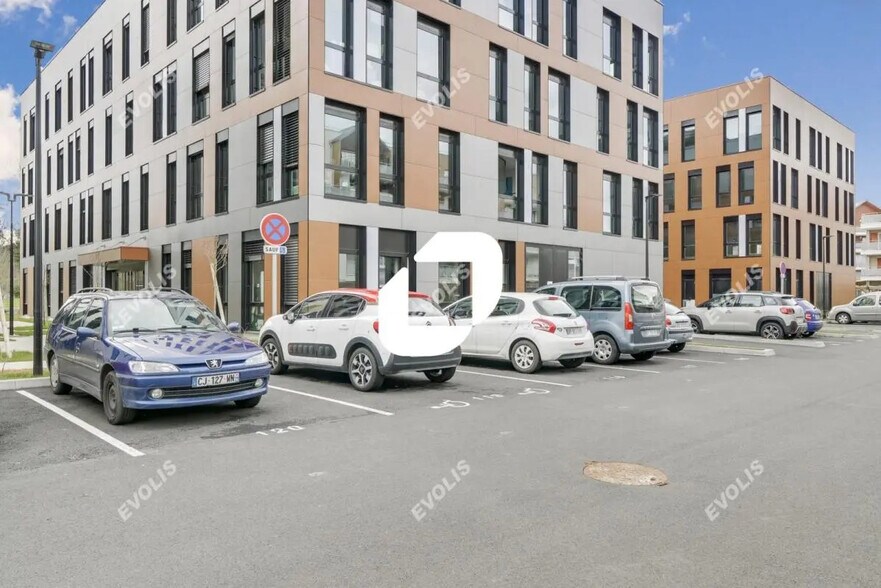 Office in Lieusaint for lease - Building Photo - Image 1 of 14