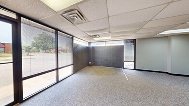 2109 N Yellowood Ave, Broken Arrow, OK for lease Interior Photo- Image 2 of 25