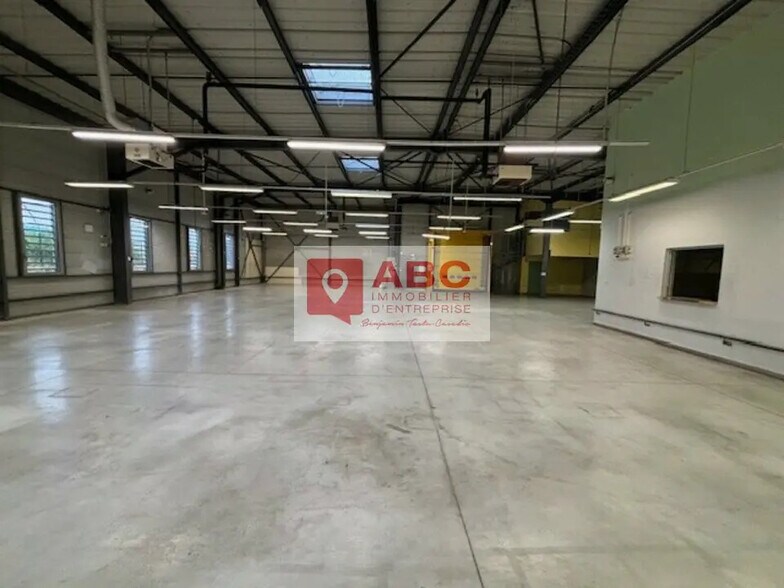 Flex in Vendargues for lease - Interior Photo - Image 2 of 4