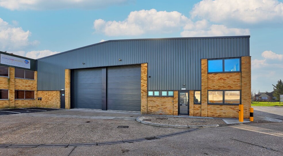 199 Long Ln, Staines-Upon-Thames for lease - Building Photo - Image 1 of 7