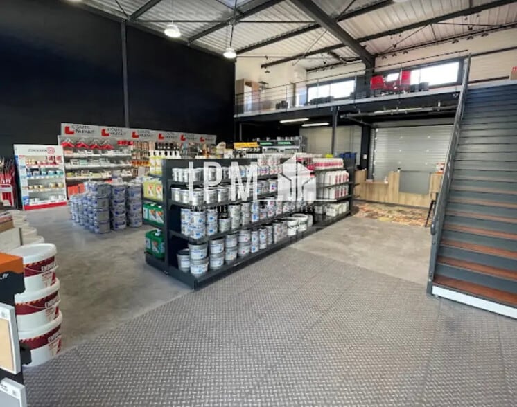 Retail in Brignoles for lease - Interior Photo - Image 1 of 5