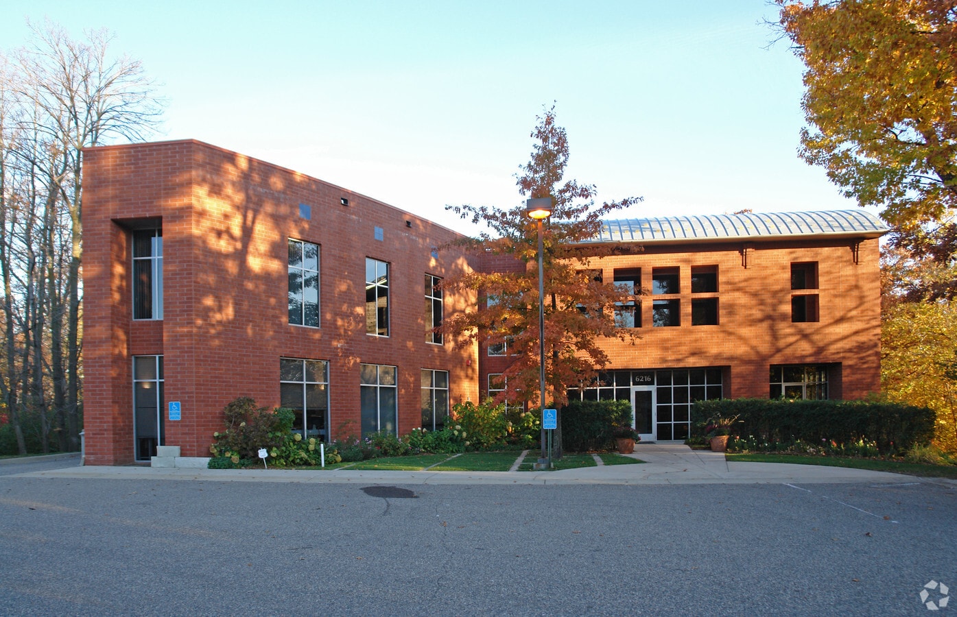 6216 Baker Rd, Eden Prairie, MN 55346