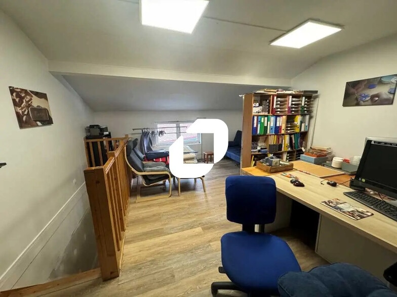 Flex in Montreuil for lease - Interior Photo - Image 1 of 4