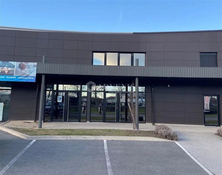 Flex in COURNON-D'AUVERGNE for lease - Building Photo - Image 1 of 12