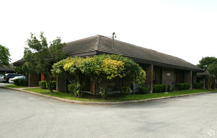 1844 Lockhill Selma Rd, San Antonio, TX 78213