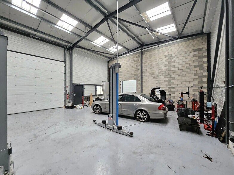 Flex in Montereau-Fault-Yonne for sale - Building Photo - Image 3 of 5