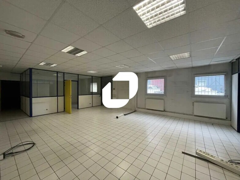 Office in Morangis for lease - Building Photo - Image 2 of 6