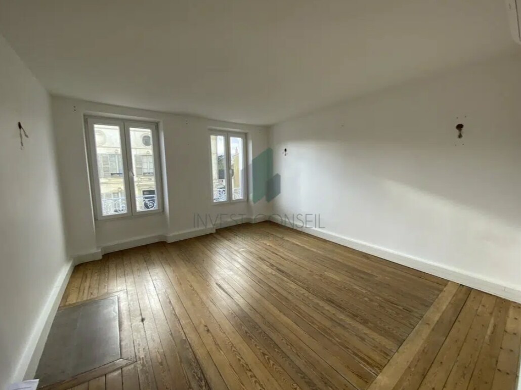 Office in Vaux-sur-Seine for lease Interior Photo- Image 1 of 12