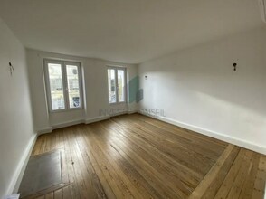 Office in Vaux-sur-Seine for lease Interior Photo- Image 1 of 12