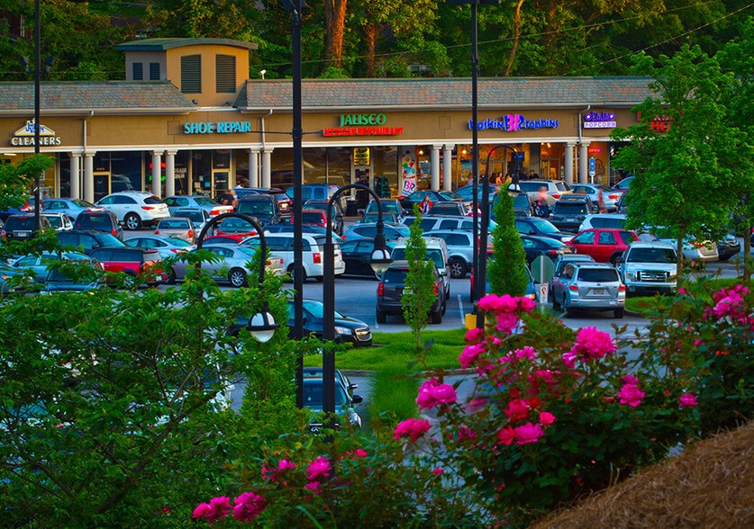 2333-2365 Peachtree Rd NE, Atlanta, GA for lease - Building Photo - Image 2 of 9